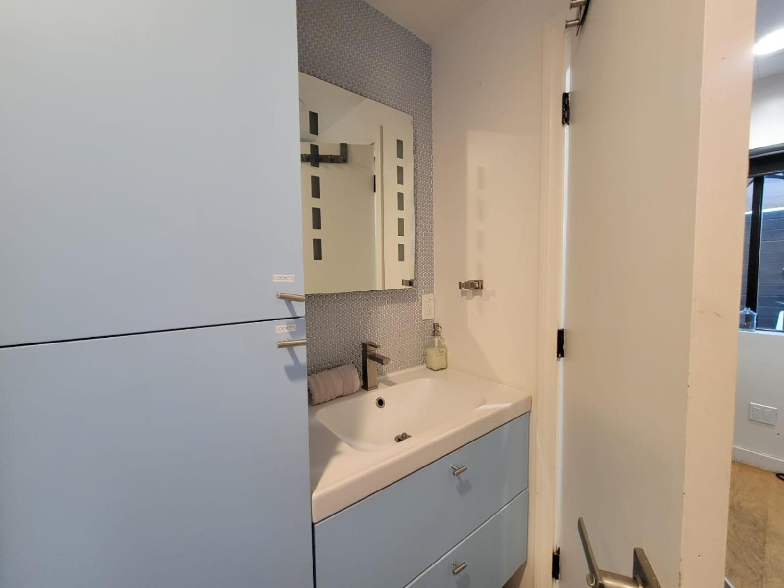 Venice Beach Studio With Large Private Patio Steps To The Beach Лос-Анджелес Экстерьер фото